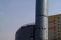 Widok z ulicy Zaporoskiej na Sky Tower