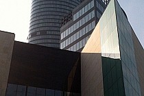 Widok na Sky Tower z ulicy Powstańców Śląskich