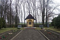 ...czas na chwilę refleksji podczas wycieczki też potrzebny-pomnik i zbiorowa mogiła ofiar 2 Wojny Światowej w Radzimiu.