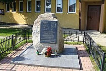 Po drodze warto zatrzymać się przy pomnikach ludzi,którzy urodzili się w tych rejonach, pózniej przysłużyli sie Polsce.