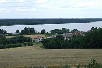 Widok jeziora Dominickiego z wieży w Dominicach.