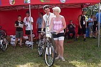 Starosta Ząbkowicki wręcza nagrodę Soni Puzio