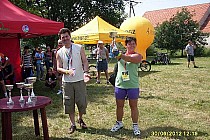 Beata Stelmaszewska odbiera puchar dla RKS Kross