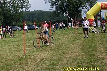 Basia Boczula pokonuje trasę slalomu