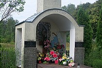 w każdej miejscowości znajdziemy kapliczki bądź pomniki upamiętniające "bohaterską postawę Niemców"