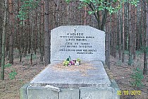 Kalenne  jak we większości okolicznych miejscowości znajdziemy pamiątkę poświęconą czy to partyzantce czy też pomordowanym.