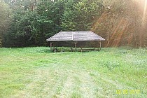 po wyjeździe z rezerwatu w miejscu gdzie kiedyś stała leśniczówka możemy odetchnąć pod wiatą  miejcowość Bania