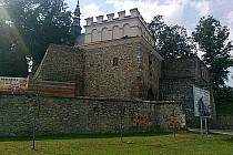 Opatów- Brama Warszawska , w głębi Kolegiata Św.Marcina.