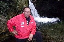 Prezes obok wodospadu