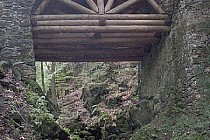 Most nad wzburzonym potokiem