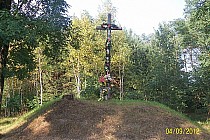 po drodze mijamy taki oto kopiec z krzyżem