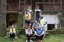 Na tle odnawianej restauracji