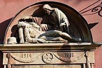 Płaskorzeźba "wojenna" przy kościele w Kiełczowie