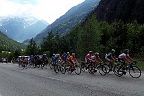 Sylwester Szmyd z grupą kolarzy na Giro d'Italia