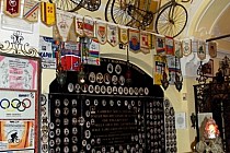 Wewnątrz mnóstwo pamiątek od kolarzy