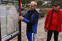 Odsłonięcie tablicy- zakończenie realizacji projektu "Oznakowanie i promocja ścieżek rowerowych na terenie gminy Czarna Dąbrówka 14.10.2012