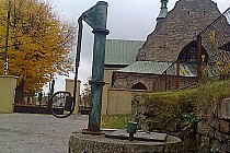 W tle kościół w Chlewiskach