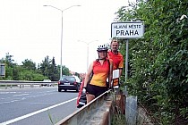 Ja i Joanna w "naszych" koszulkach już w Pradze.