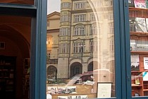 Praga w oknie wystawowym.