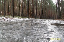 w przeciwieństwie do lotniska w Modlinie pęknięć nie było żadnych,koła nie miały na czym się oprzeć , miast jazdy/nie licząc figurowej/ , był krótki spacer.