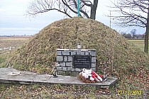 nie jest to co prawda ani kopiec Wandy , Kraka , czy Kościuszki ale taki kopczyk na okoliczność strajku chłopskiego z 1937 roku. Krawce.