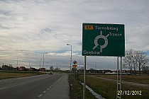 na rondzie skręcamy na Grębów