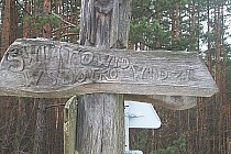 Od wyjazdu z Rudnika po lewej stronie towarzysza nam tory kolejowe. Po drugiej ich stronie znajdziemy Światowida co wszystko widzi