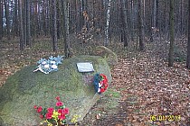 Nieopodal leśniczówki po prawej stronie drogi natrafiamy na miejsce poświęcone poległym partyzantom