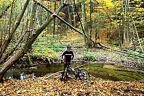 Przeprawa przez strumyk w temp. 2 stopni :D