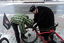 "Ksiądz" śpieszy z posługą.