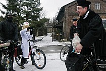 "Ksiądz" tuż po zakupach.