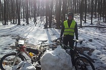 Tyle zostało z bałwana ulepionego tydzień wcześniej w trakcie nieudanej pierwszej próby przejechania zimą z Będzina do Ojcowa.