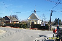 Nisko Podwolina ,przy kapliczce skręciłem w lewo.
Dojazd do drogi krajowej.
Jeżeli skręcimy w 
prawo ul Dąbrowskiego dojedziemy do lasu