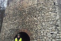 Piec, w którym kiedyś wypalano wapno. Jura Krakowsko-Częstochowska na trasie z Będzina do Ojcowa.