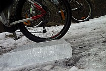 Lodowe utrudnienia na trasie z Będzina do Ojcowa.