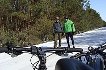 Jedziemy (ślizgamy się) w kierunku na Uniejów. Na szczęście bez upadków. Wiosny nie widać!