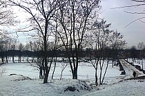 Suchedniów-park miejski a w tle zbiornik zaporowy na Kamionce