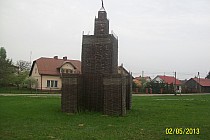 Przy wjeździe do Rudnika wita nas taki wiklinowy zamek .Czy jak napiszę ,że Jagiełłę żywego tam widziałem to ktoś mi uwierzy? Czy może się spyta o gatunek zioła którym była obsypana pizza osobiście przeze mnie spożyta?