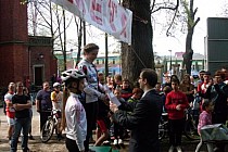 Wójt Marcin Czerniec dekoruje najlepsze w kategorii 10-12 lat