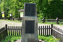 miejsce postoju i obelisk ze św. Hubertem