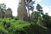 Ruiny  gotyckiego zamku Rożenów w Rożnowie