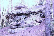 Skałki Piekło. Kilkadziesiąt metrów przed znakiem trzeba skręcić w las.