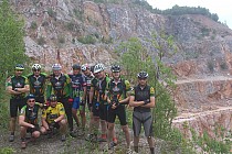 Na tle kamieniołomu