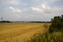 Panorama na trasie do Trzebnicy - za nią duży zjazd krętą drogą