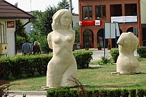 Józefów - rzeźba na Rynku