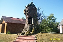 Bukowa kapliczka przy kościele