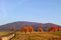 Jesienny widok na Ślężę w kierunku miejscowości Sady