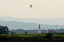 Balon nad Gniechowicami z drogi przed Małuszowem
