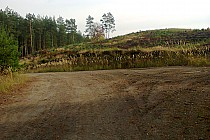 No i jak sobie dojedziemy do tak wyglądającej górki to w lewo  i ostro w dół do płyt betonowych