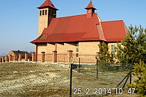 Kościół w Krawcach . Za kościołem asfaltem w prawo i w stronę rzeki